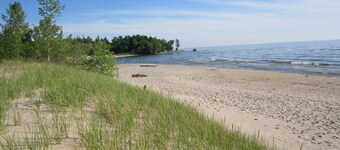 Lake Ontario East, sleeps 10, beach, 2 kayaks, firepit, gas grill, yard, porc