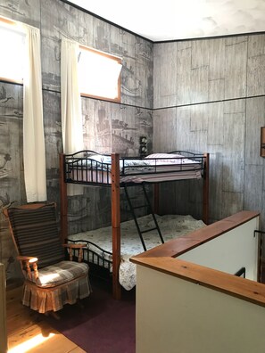 4 slaapkamers, een strijkplank/strijkijzer, gratis wifi, beddengoed