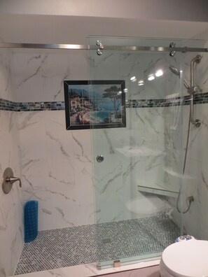 Combined shower/bathtub, hair dryer, bidet, towels - Vineyard View with King Bed - 50% off Monthly Rates (Fallbrook)