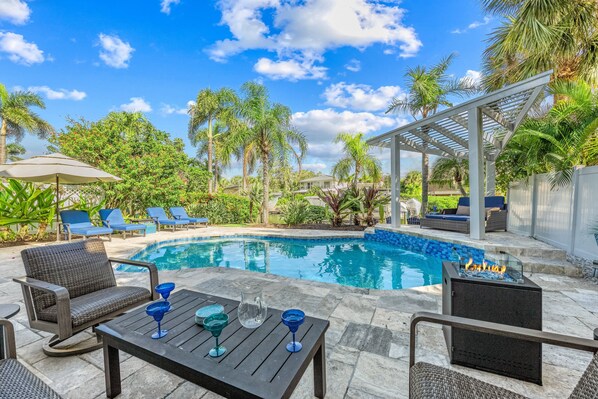 A heated pool - Isla Amor | Escape to a Luxury Waterfront Home with Heated Pool & Stunning Views in Siesta Key (Siesta Key)