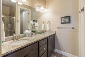 Combined shower/tub, hair dryer, towels