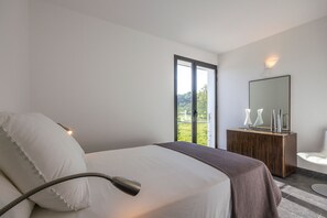 4 habitaciones, escritorio y tabla de planchar con plancha 