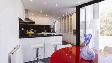 Jääkaappi, mikroaaltouuni, uuni, liesi