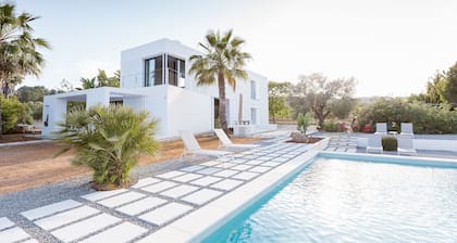 Moderne Villa mit Pool in der Nähe von IBIZA.