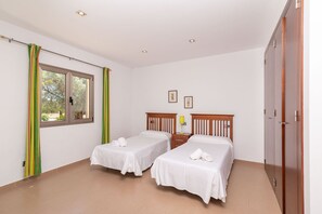 3 bedrooms, in-room safe, iron/ironing board, free WiFi