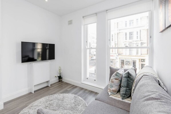 Smart TV, books - Comfy Modern 2-Bed Notting Hill Portobello Apt (London)