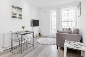 Smart TV, books - Comfy Modern 2-Bed Notting Hill Portobello Apt (London)