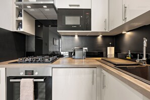 Réfrigérateur, micro-ondes, four, plaque de cuisson