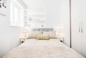 2 bedrooms, iron/ironing board, free WiFi - Comfy Modern 2-Bed Notting Hill Portobello Apt (London)