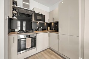 Kjøleskap, mikrobølgeovn, ovn og kokeplater