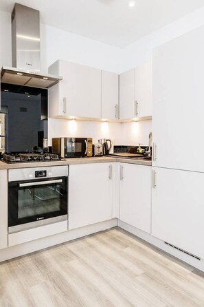 Fridge, microwave, oven, stovetop - Comfy Modern 2-Bed Notting Hill Portobello Apt (London)