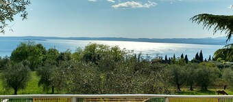 Apartment with a panoramic view of Lake Garda