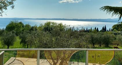 Apartment with a panoramic view of Lake Garda