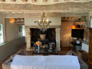 Smart-tv, bordtennisbord, bøger