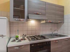 Frigorifero, microonde, forno, piano cottura