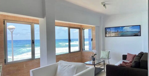 Een televisie en boeken