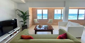 Een televisie en boeken