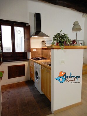 Refrigerador, cafetera y tetera, tetera eléctrica y tostadora 