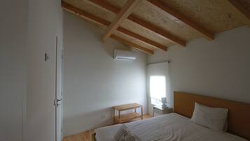 2 Schlafzimmer, Schreibtisch, Bügeleisen/Bügelbrett, Reisekinderbett