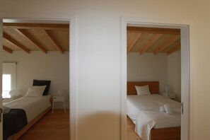 2 camere, una scrivania, ferro/asse da stiro, culla da viaggio