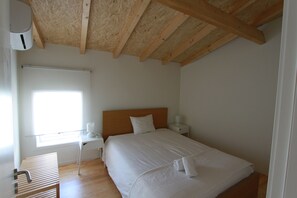 2 Schlafzimmer, Schreibtisch, Bügeleisen/Bügelbrett, Reisekinderbett