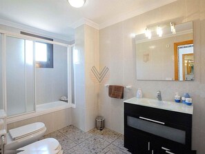 Kylpyamme, hiustenkuivaaja, pyyhkeet