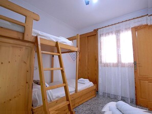 3 bedrooms, iron/ironing board, Internet, bed sheets