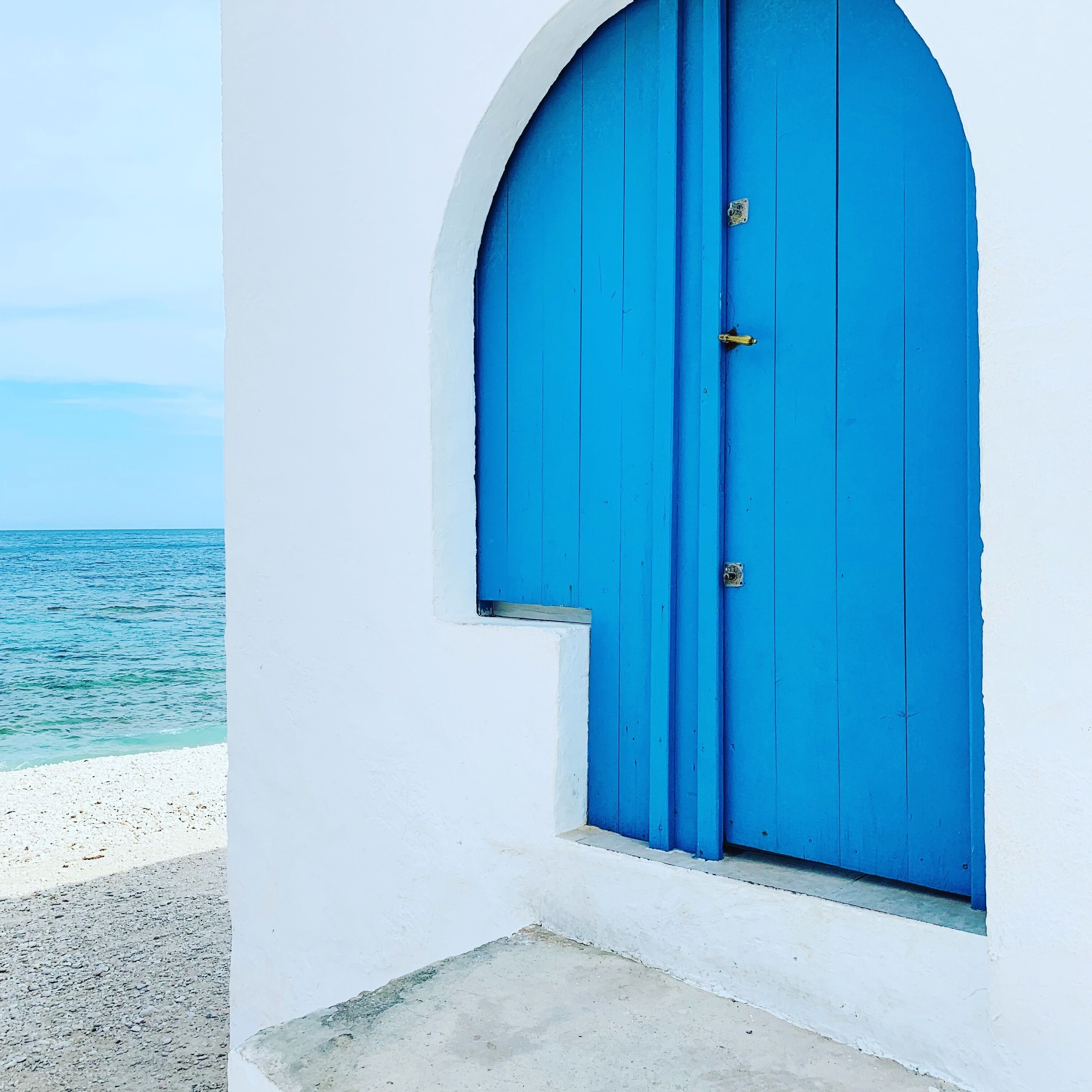 بالقرب من الشاطئ، كراسي للتشمس