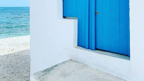 A white building with a blue door and a small window. - House of 200 square meters in the historic center of Javea (Jávea)