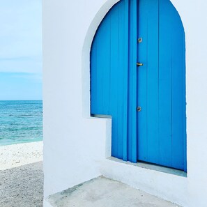 A white building with a blue door and a small window. - House of 200 square meters in the historic center of Javea (Jávea)