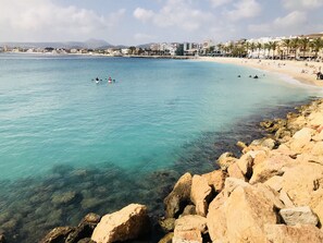 Nära stranden och solstolar