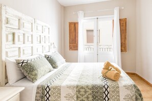 3 bedrooms, desk, iron/ironing board, travel crib