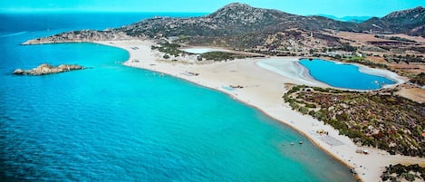Playa en los alrededores, camastros y toallas de playa