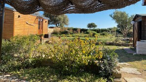 Terrace/patio - Holidays Zirkuswagen surrounded by sea and maquis. 300 m from the water. (Teulada CA)