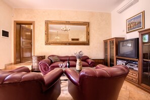 TV, caminetto, videogiochi, lettore DVD