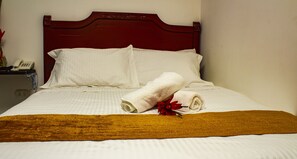 Habitación tradicional doble de uso individual | Ropa de cama de alta calidad, edredones de plumas, caja fuerte