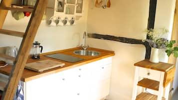 Frigorífico, placa de cocina, lavavajillas y hervidor eléctrico