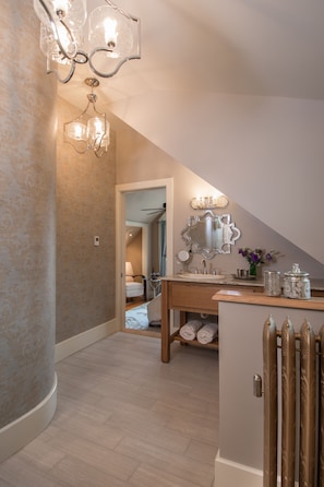 Exclusive Suite, 1 Queen Bed, Non Smoking | Bathroom