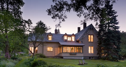 Gothic Eves Inn and Spa Bed and Breakfast