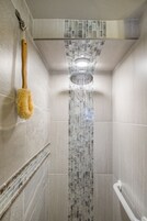 Suite de diseño, no fumadores | Ducha del cuarto de baño