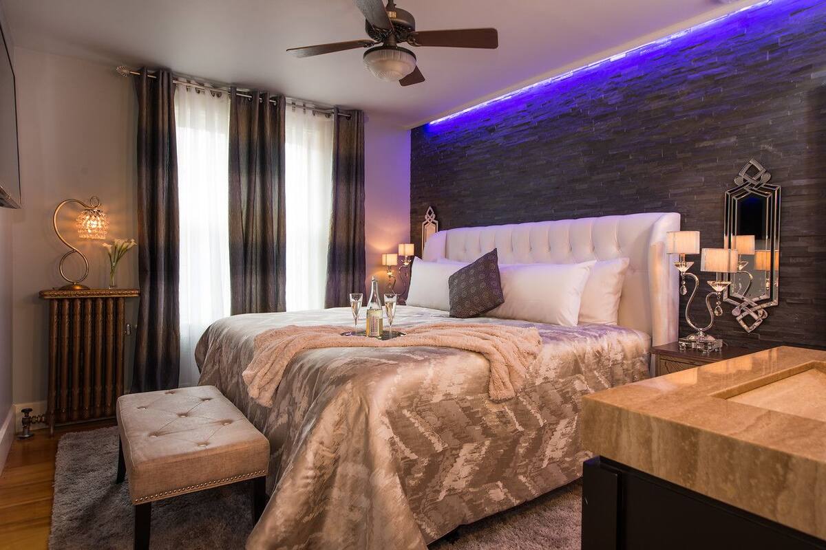 1 bedroom, Egyptian cotton sheets, premium bedding, down duvets