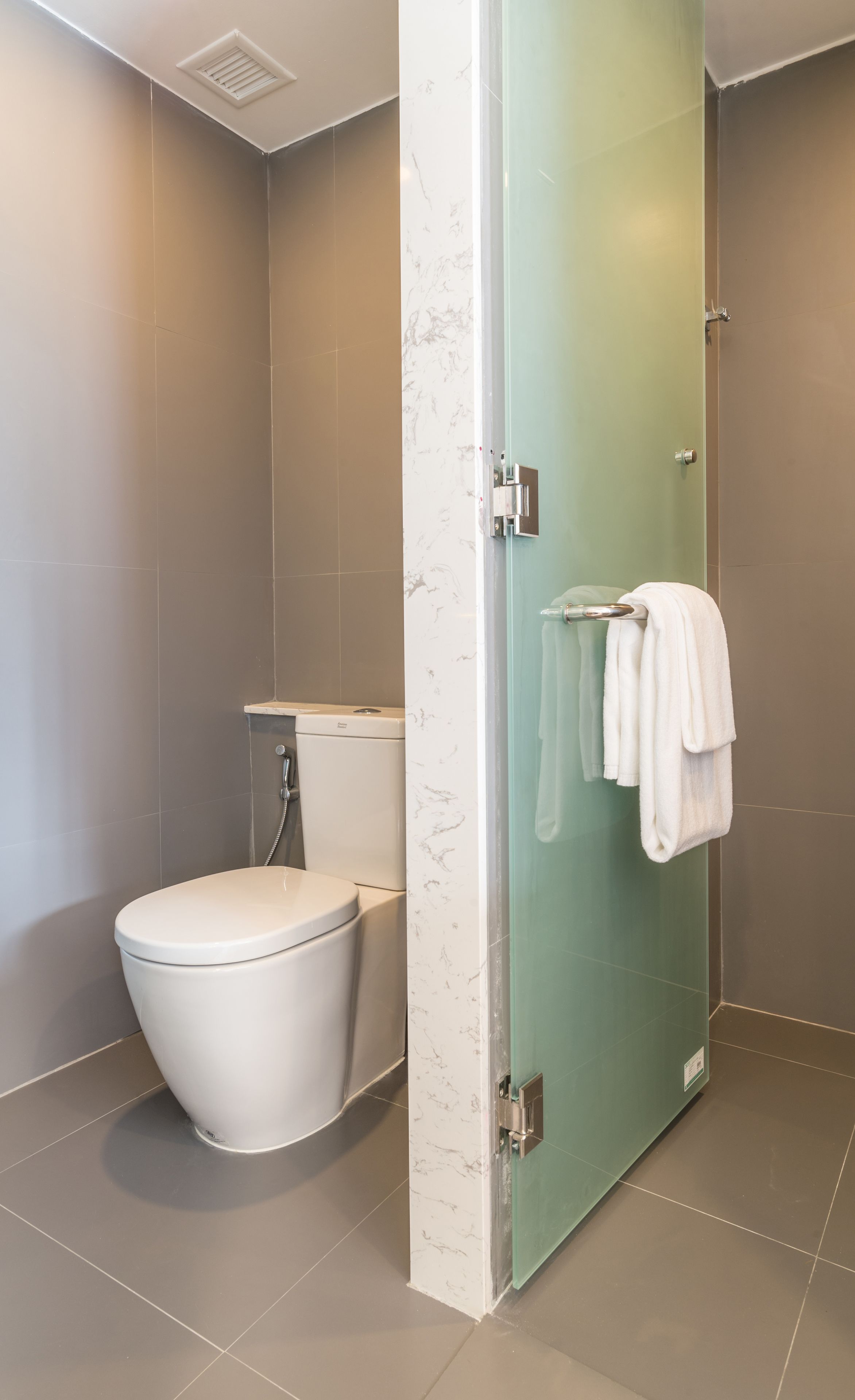 shower, rainfall showerhead, free toiletries, hair dryer