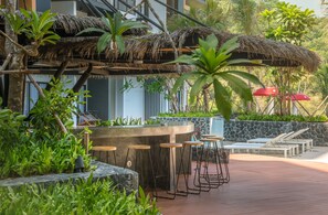 Bar junto a la piscina