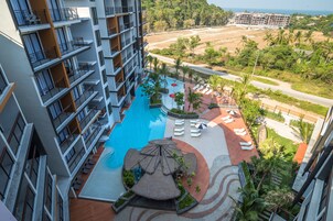 Deluxe Room with Pool View | Zwembad | Een buitenzwembad, ligstoelen bij het zwembad