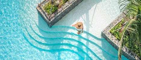 Deluxe Room with Pool View | Utsikt fra rommet