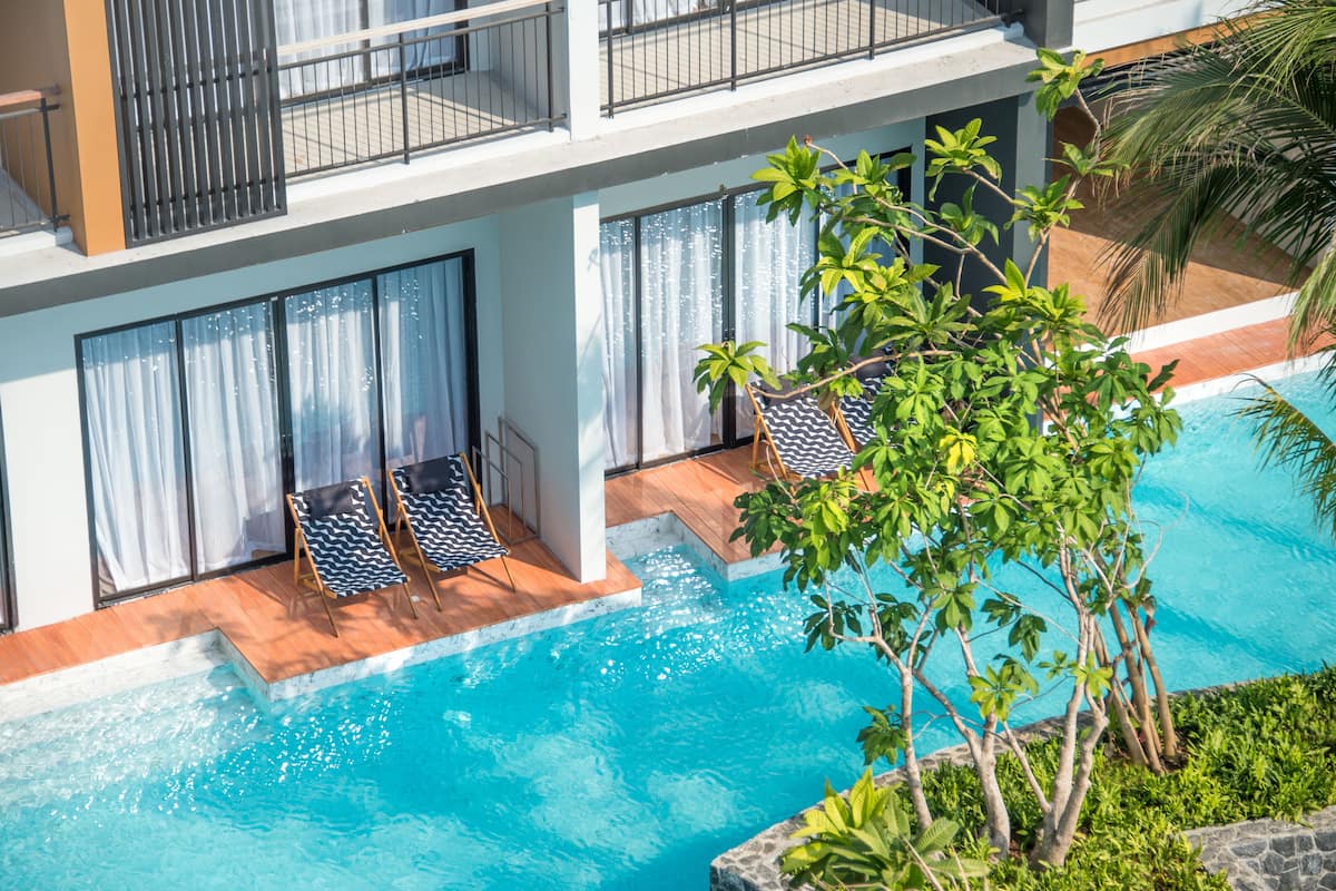 Deluxe Pool Access | Coffres-forts dans les chambres, bureau, rideaux occultants