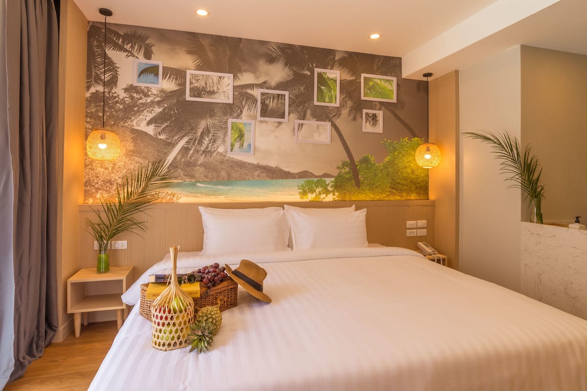 Deluxe Room with Mountain View | Coffres-forts dans les chambres, bureau, rideaux occultants