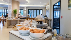 Zona de desayuno tipo buffet con cuencos de huevos y diversas opciones para el desayuno.