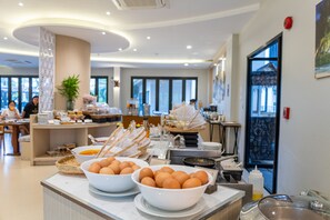 Desayuno buffet diario (THB 450 por persona)