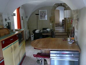 Kjøleskap, mikrobølgeovn, ovn og kokeplater